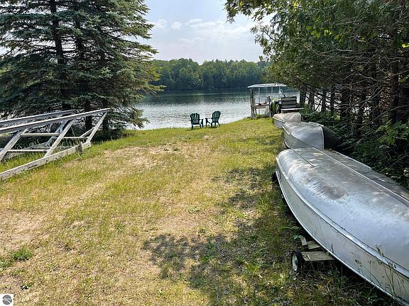 4th image of 7690 Mile Point Dr