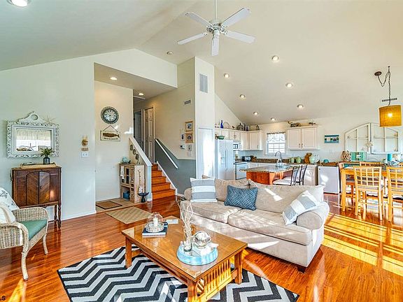 5th image of 2838 West Ave #2