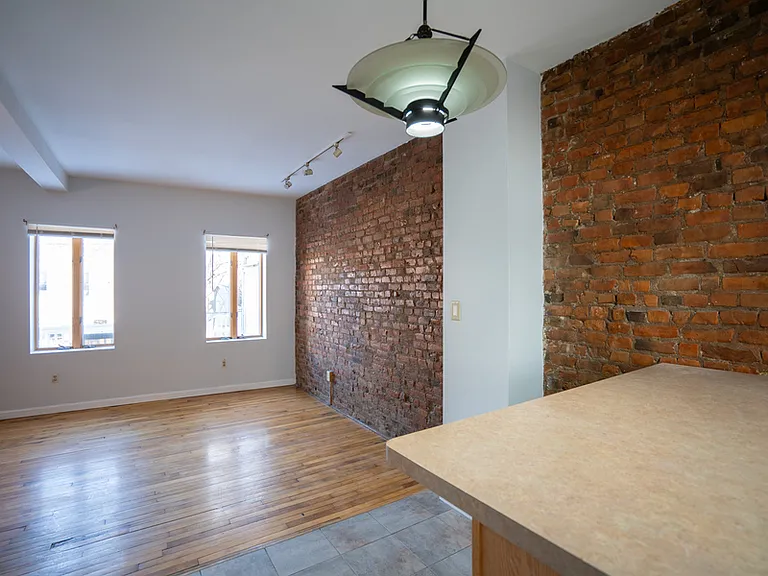 335 Hudson Ave — Photo 5