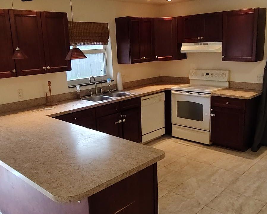 Here's the kitchen, lots of counter space