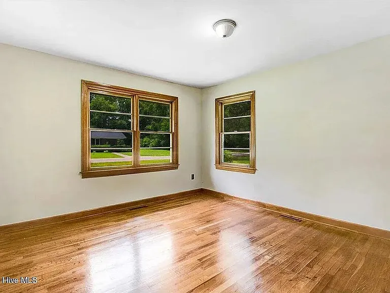 325 Bell St — Photo 4