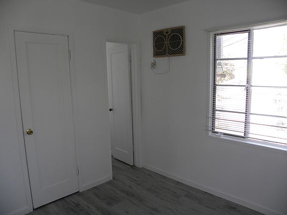 BEDROOM, SWAMP COOLER, CORNER ANGLE