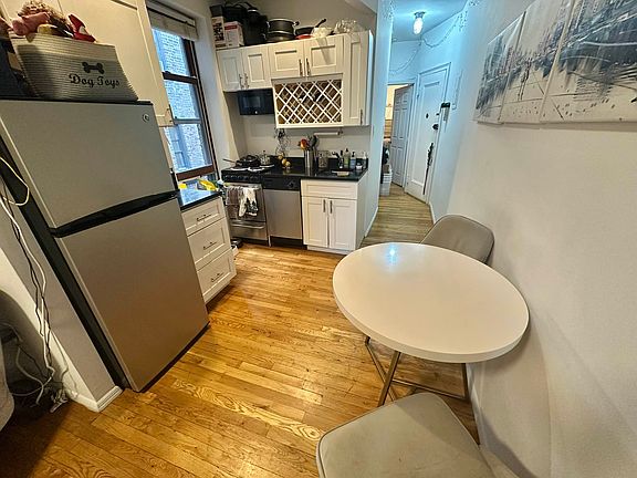 4th image of 63 Bank St APT 4A
