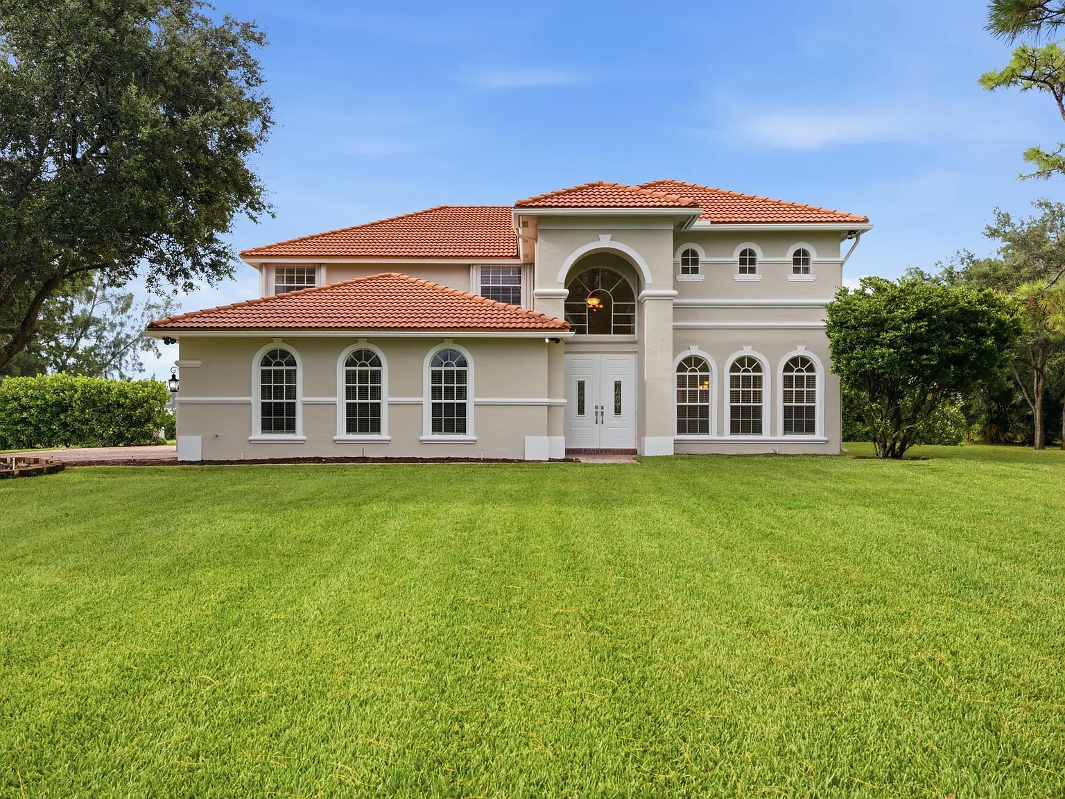5 bed, 3.5 bath, 3674 sqft, $7,500 — Photo 2