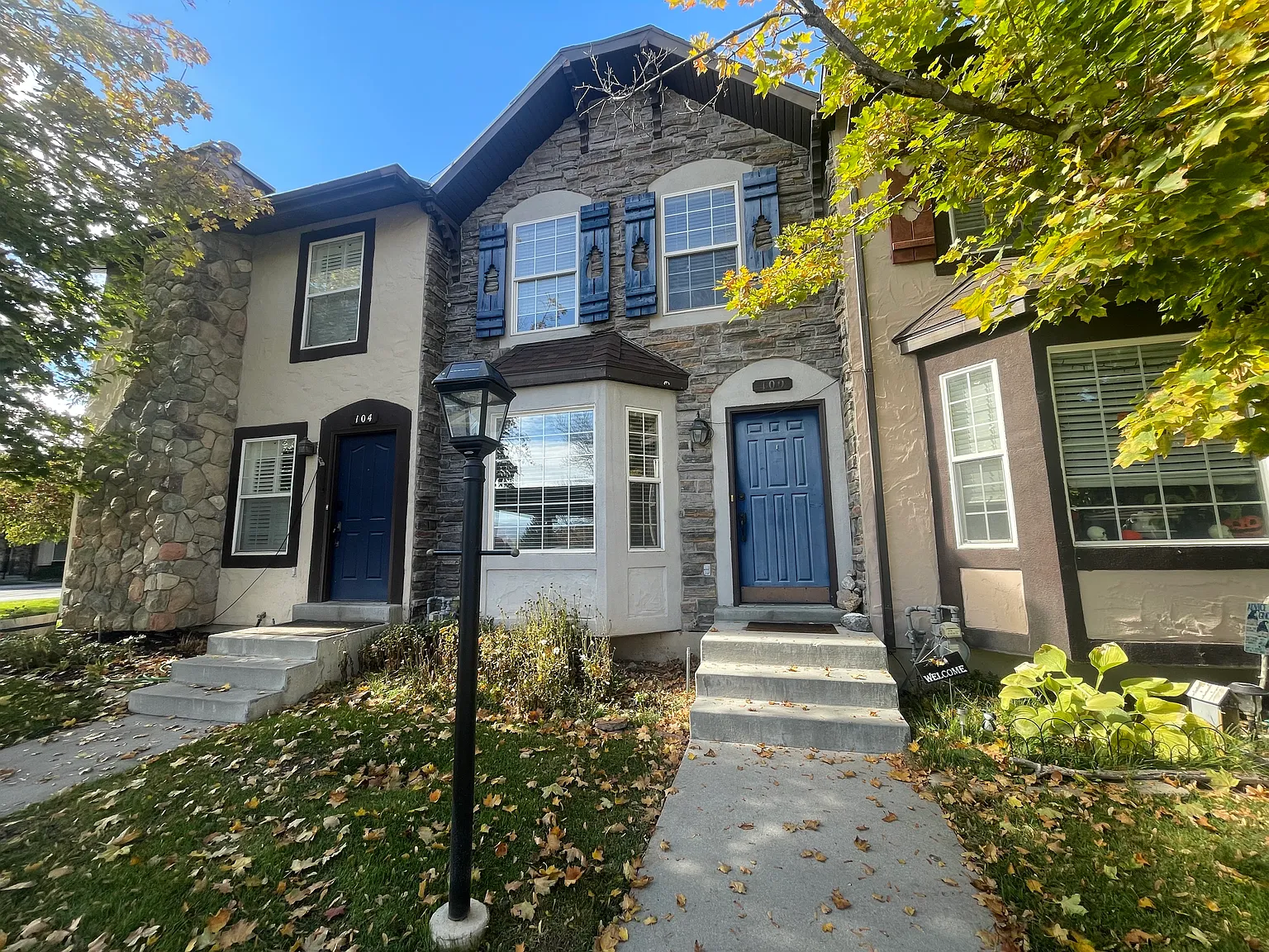 2 bed, 1.5 bath, 1072 sqft, $2,200 — Photo 2