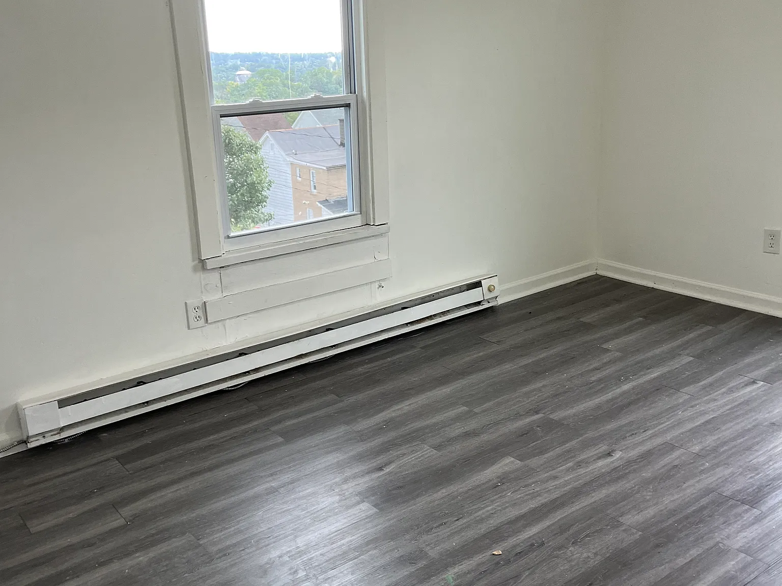 3 bed, 1976 sqft, $1,200 — Photo 2