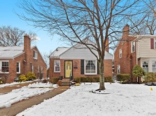 1818 Norwood Dr, Grosse Pointe Woods, MI 48236