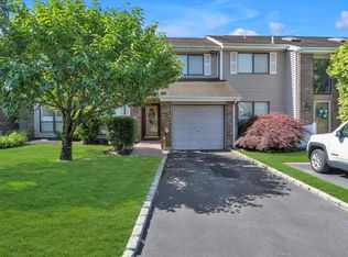 239 Pond View Ln, Smithtown, NY