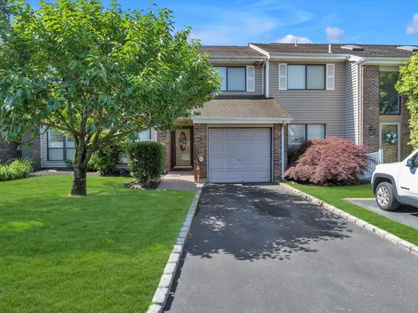 239 Pond View Lane, Smithtown, NY 11787