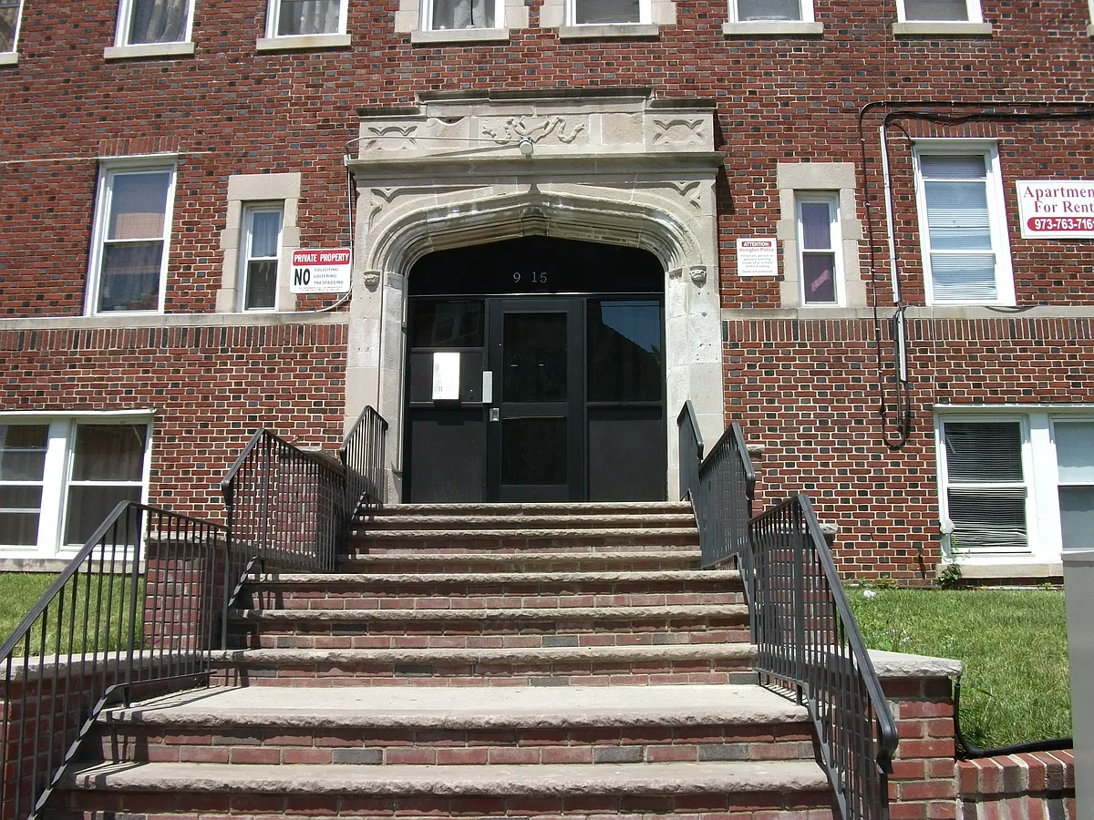 Building Photo - 9-15 Chapman Place