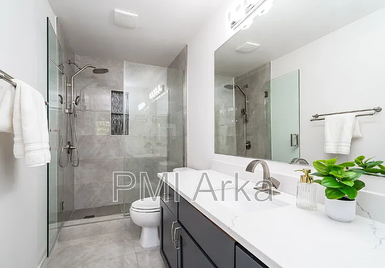 2460 NE Park Dr — Photo 9