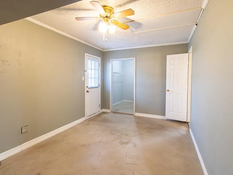 1303 Mockingbird St — Photo 8