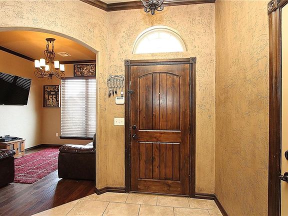 3rd image of 613 Dayton Cir