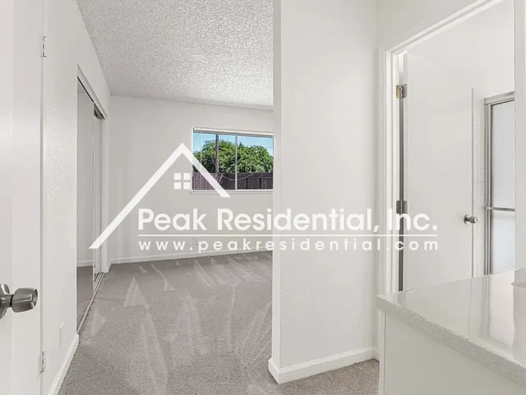 4154 Englewood St — Photo 13