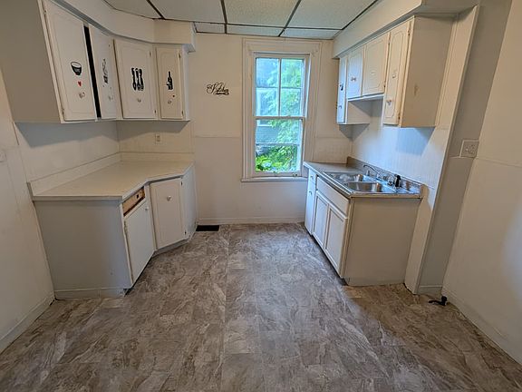 3rd image of 554 Woodlawn Ave #1