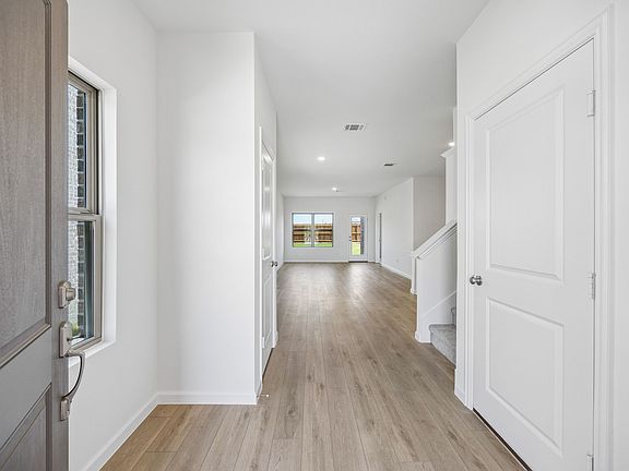 3rd image of 824 Hillcrest Blvd