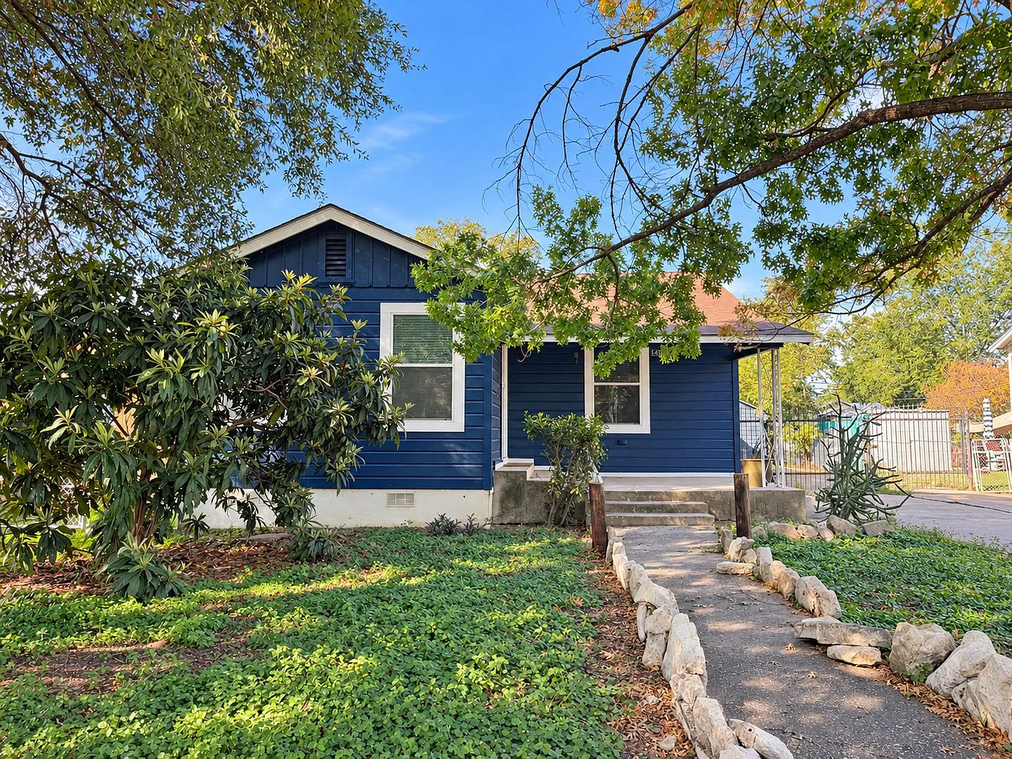 Charming 3-Bedroom Home Near Downtown San Antonio — Photo 2