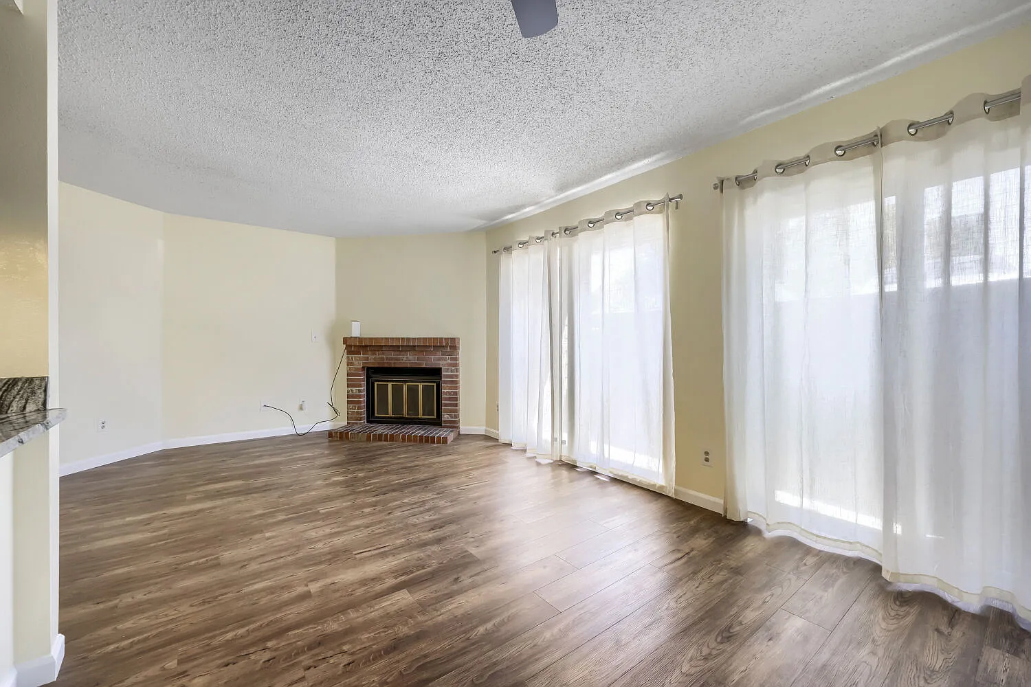 2 bed, 950 sqft, $2,200 — Photo 3