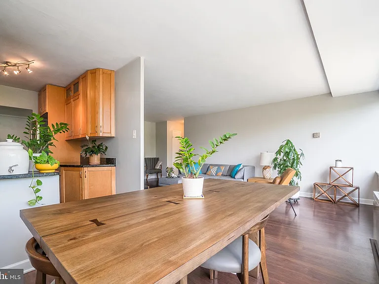 1210 N Taft St #504 — Photo 8