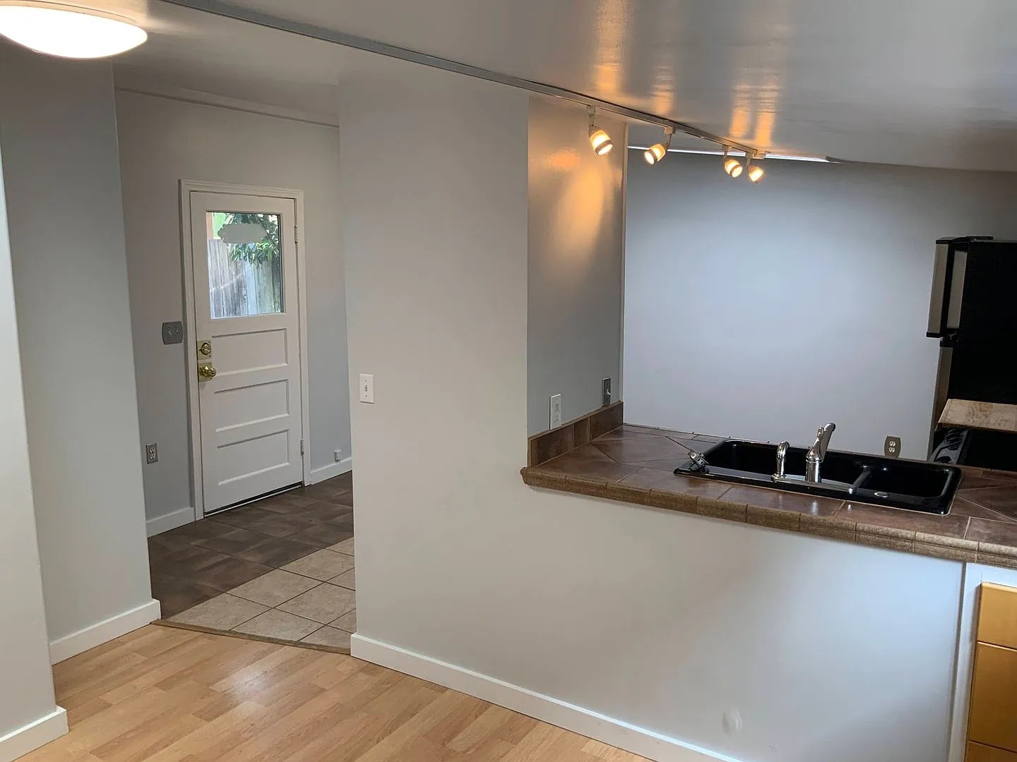 1 Bedroom Near Campus — Photo 3