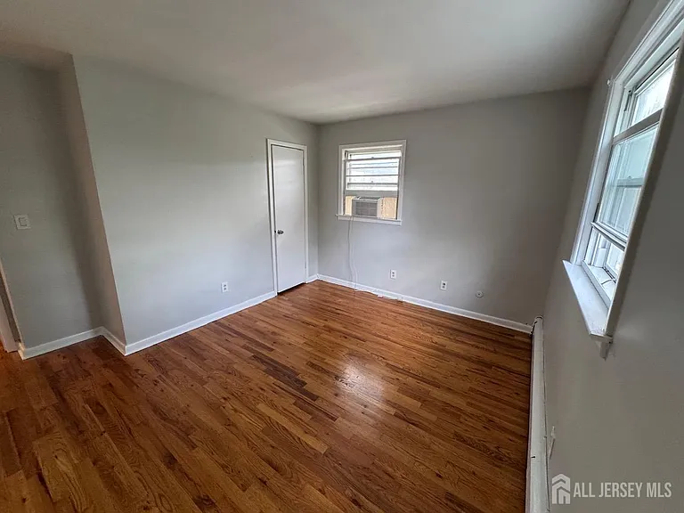 1038 Kingsland Ln — Photo 14