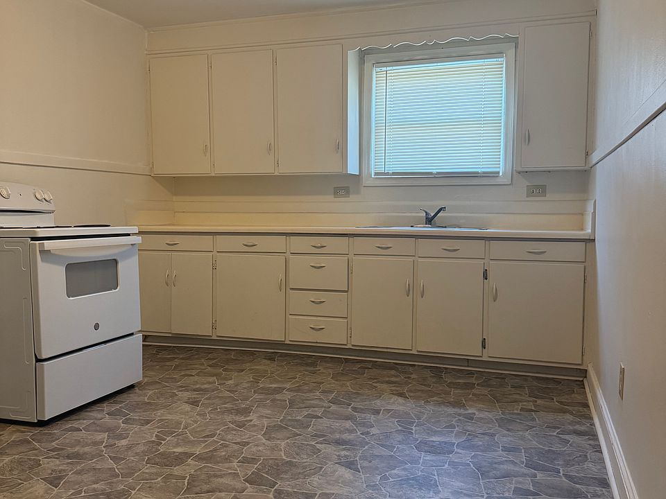 1st image of 915 9th St SE #2