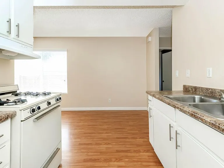 Sunset View Apartments — Photo 55