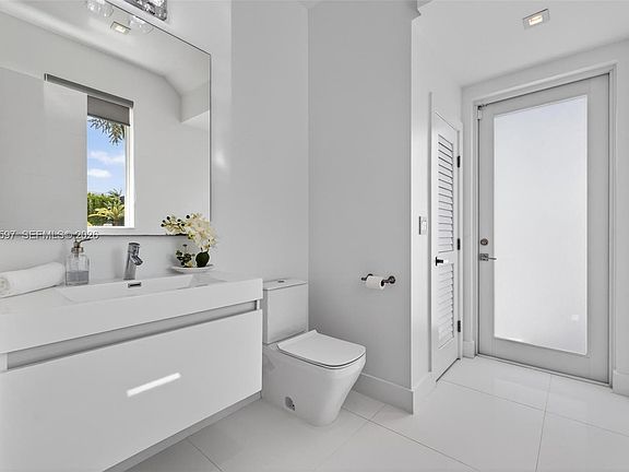 4th image of 10431 NW 68th Ter