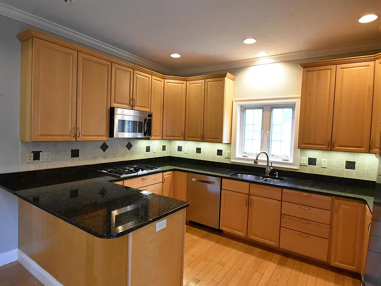2246 Elm St — Photo 3