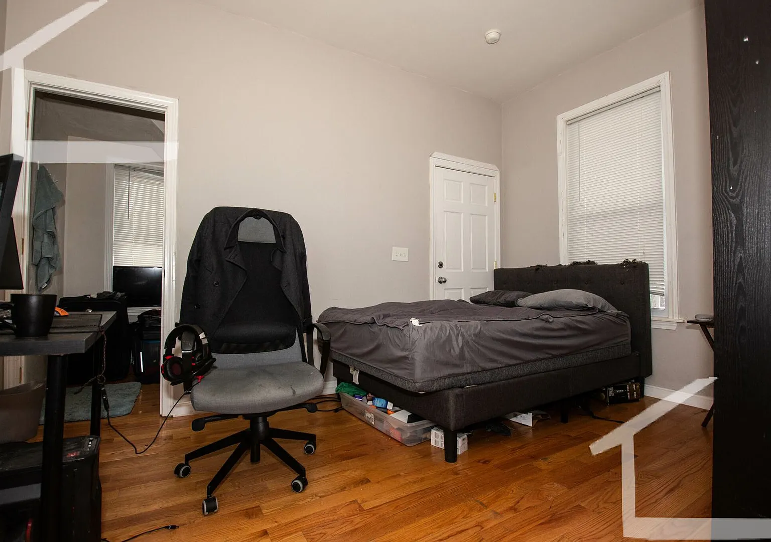 Charming 4 Bedroom-No Broker Fee — Photo 3