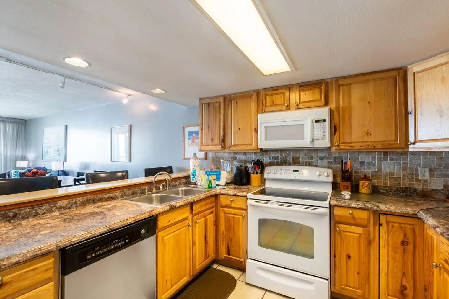 3 bed, 2.0 bath, 1399 sqft, $4,974 — Photo 4
