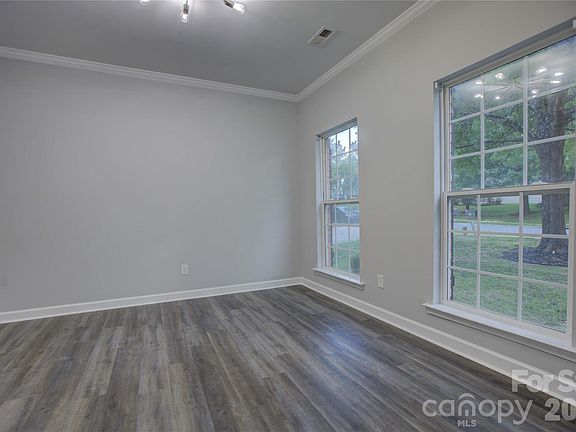 3rd image of 520 Grantham Ln