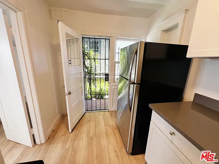 936 S Berendo St — Photo 11