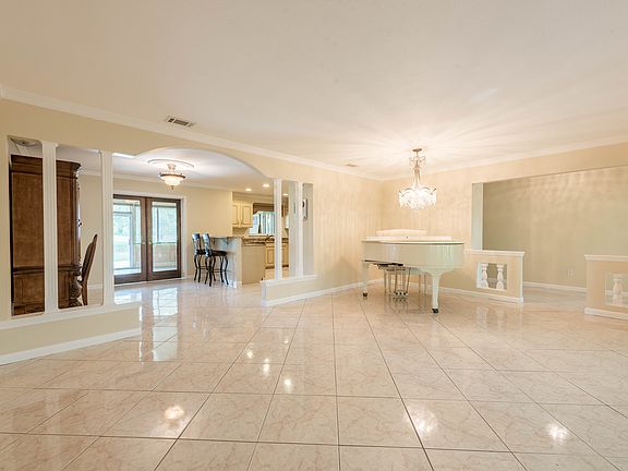 4th image of 1004 Golfside Dr
