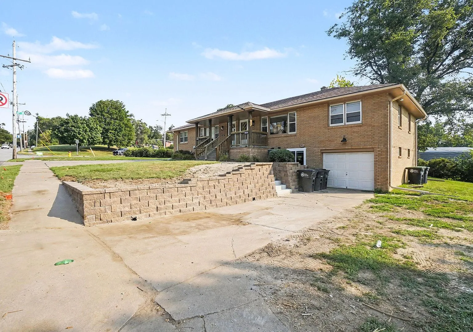 Modern Comfort meets Convenience - 3BR/2BA Duplex — Photo 2