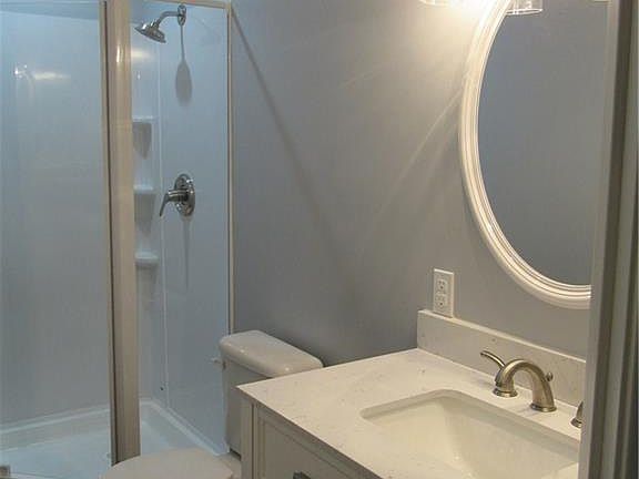 5th image of 104 Gladys St