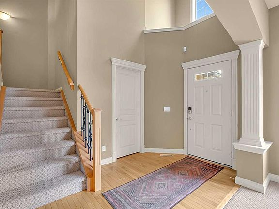 3rd image of 97 E Strathridge Close SW