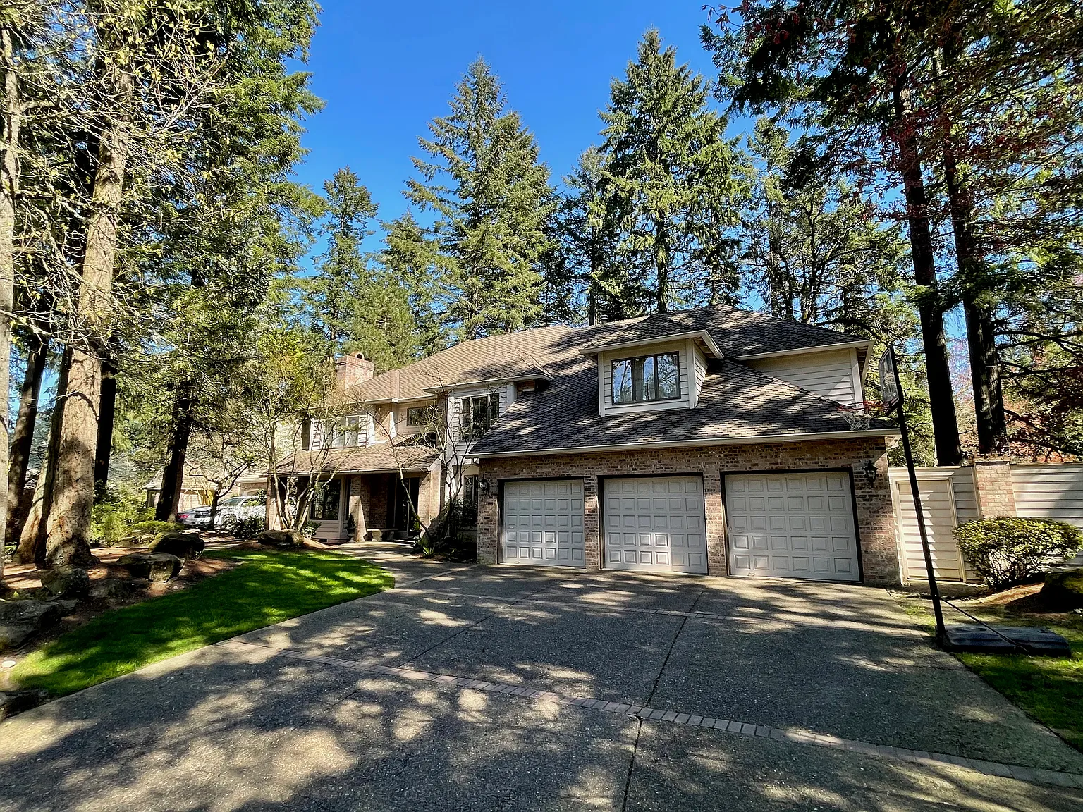 5 bed, 3.5 bath, 4140 sqft, $8,000 — Photo 1