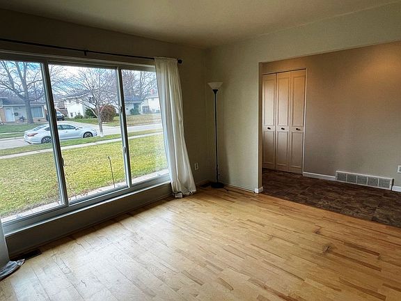 2nd image of 39476 Parklawn Dr