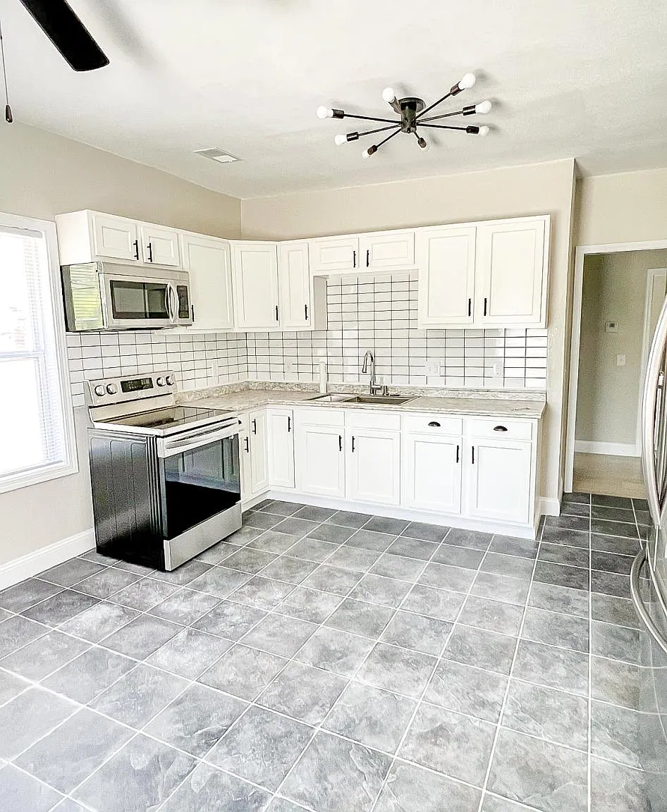 3 bed, 1200 sqft, $1,600 — Photo 1