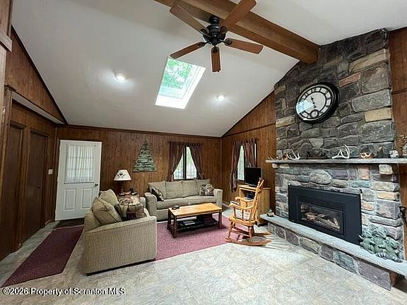 5th image of 10 Tamarack Dr