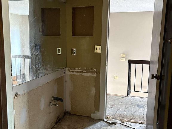 5th image of 1121 Village Main St