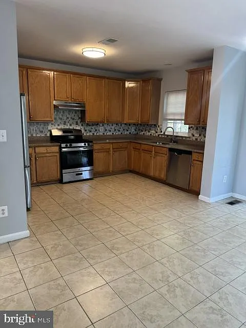 3 bed, 3.5 bath, 1690 sqft, $3,100 — Photo 2