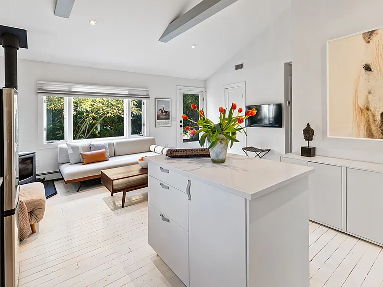 7 Bay Ave — Photo 8