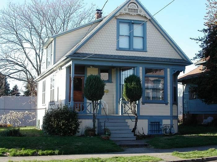 Street view- apartment is upstairs