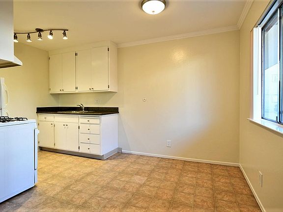 2nd image of 524 E 17th St #3