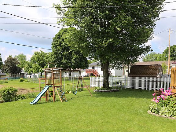 4th image of 8 Marcia Dr