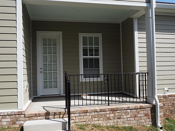 704 Goswell - Side Porch