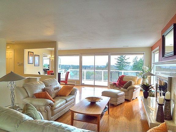 Beautiful hardwood floors through out the main level.