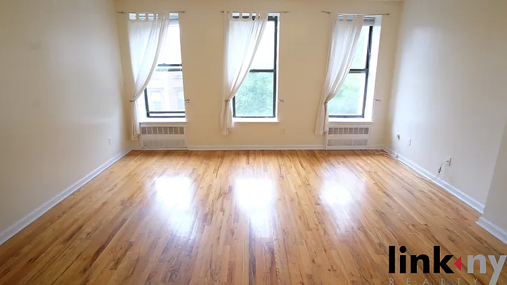 Rented by Link NY Realty | media 2